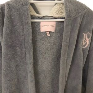 VICTORIA’S SECRET The Cozy Hooded Short Robe w/Removable Tie Waist Belt, Gray, S